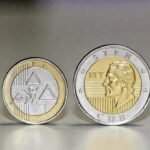 Duas moedas lado a lado, uma menor (poupança) e outra maior (CDB), simbolizando a diferença de rentabilidade).