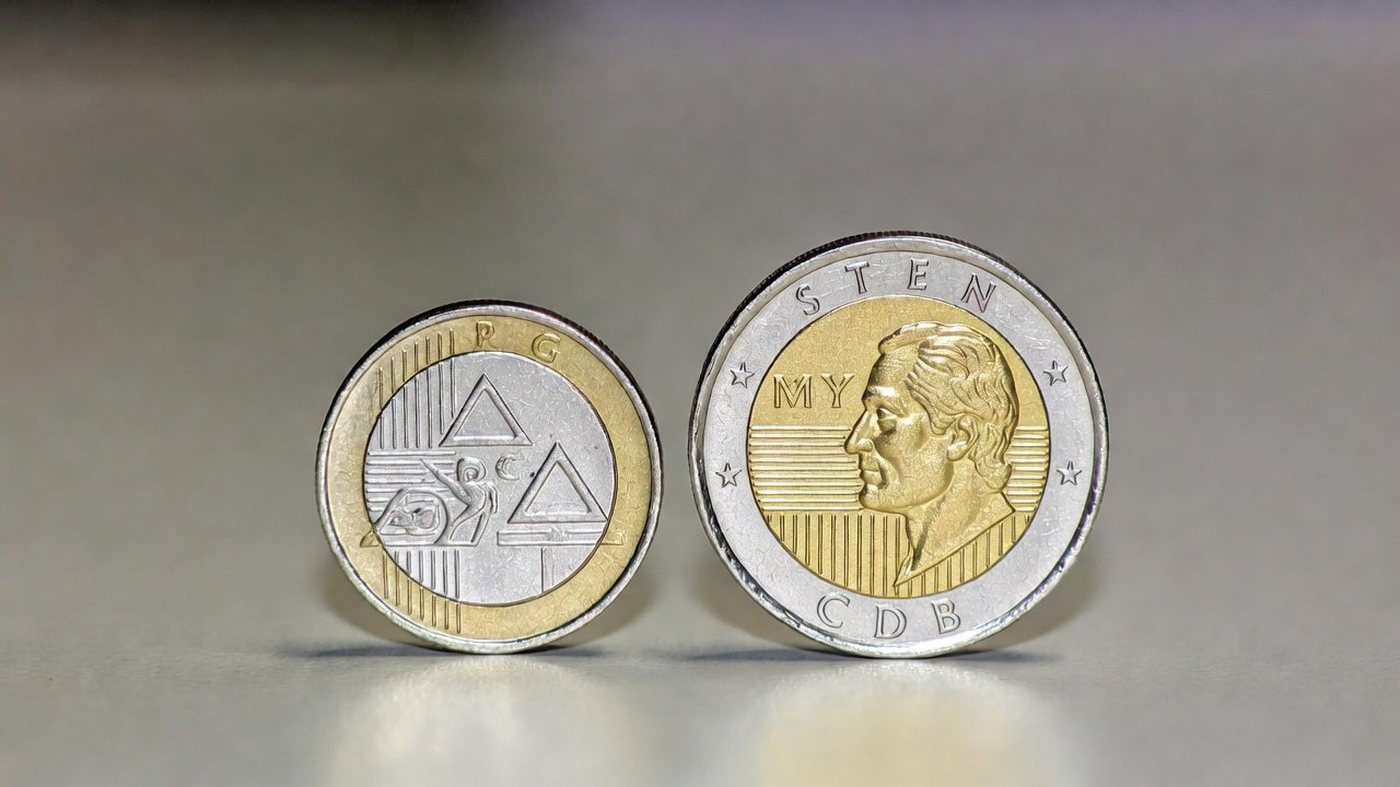 Duas moedas lado a lado, uma menor (poupança) e outra maior (CDB), simbolizando a diferença de rentabilidade).