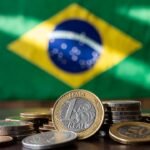 Bandeira do Brasil ao fundo com moedas em primeiro plano, simbolizando investimento seguro no Tesouro Direto