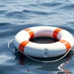 Uma boia salva-vidas flutuando em um mar calmo, simbolizando a segurança que a reserva de emergência proporciona