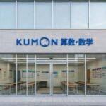 Empreendedores analisando documentos e gráficos financeiros de franquias em reunião de negócios profissional