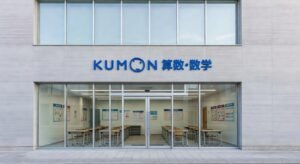 Empreendedores analisando documentos e gráficos financeiros de franquias em reunião de negócios profissional